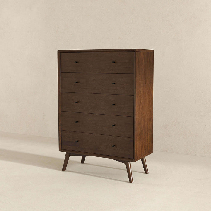 Cómoda Mid-Century moderna de madera maciza con 6 cajones 'Caroline' en nogal 