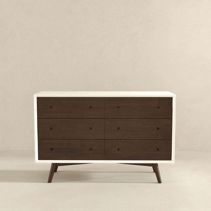 Cómoda Mid-Century moderna de madera maciza con 6 cajones 'Caroline' en nogal 