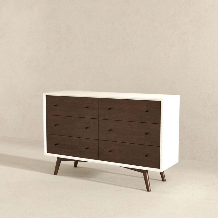 Cómoda Mid-Century moderna de madera maciza con 6 cajones 'Caroline' en nogal 