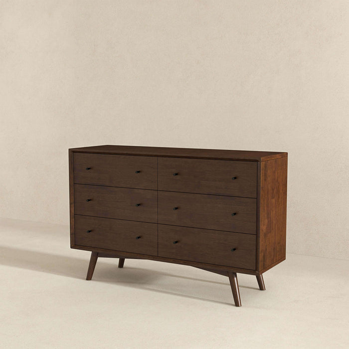 Cómoda Mid-Century moderna de madera maciza con 6 cajones 'Caroline' en nogal 