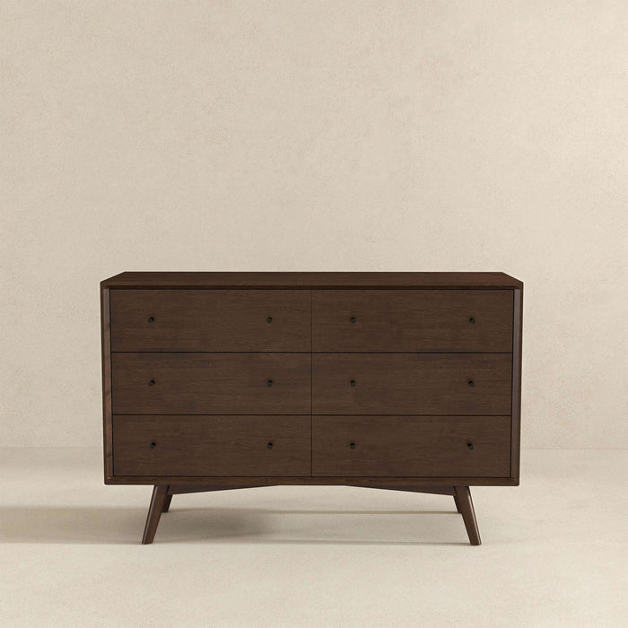 Cómoda Mid-Century moderna de madera maciza con 6 cajones 'Caroline' en nogal 